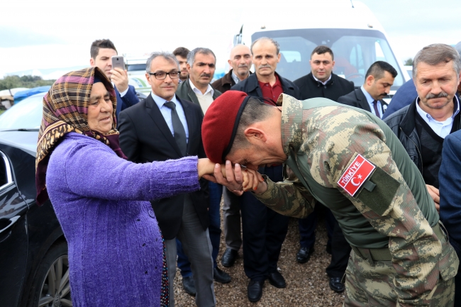 Şehit aileleri Suriye sınırında